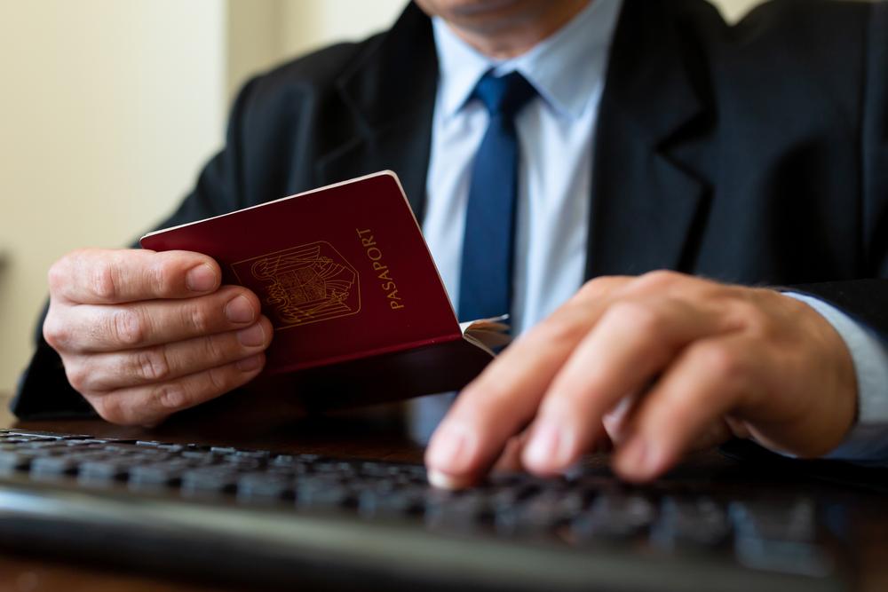Apply higher security checks on Russian travellers
