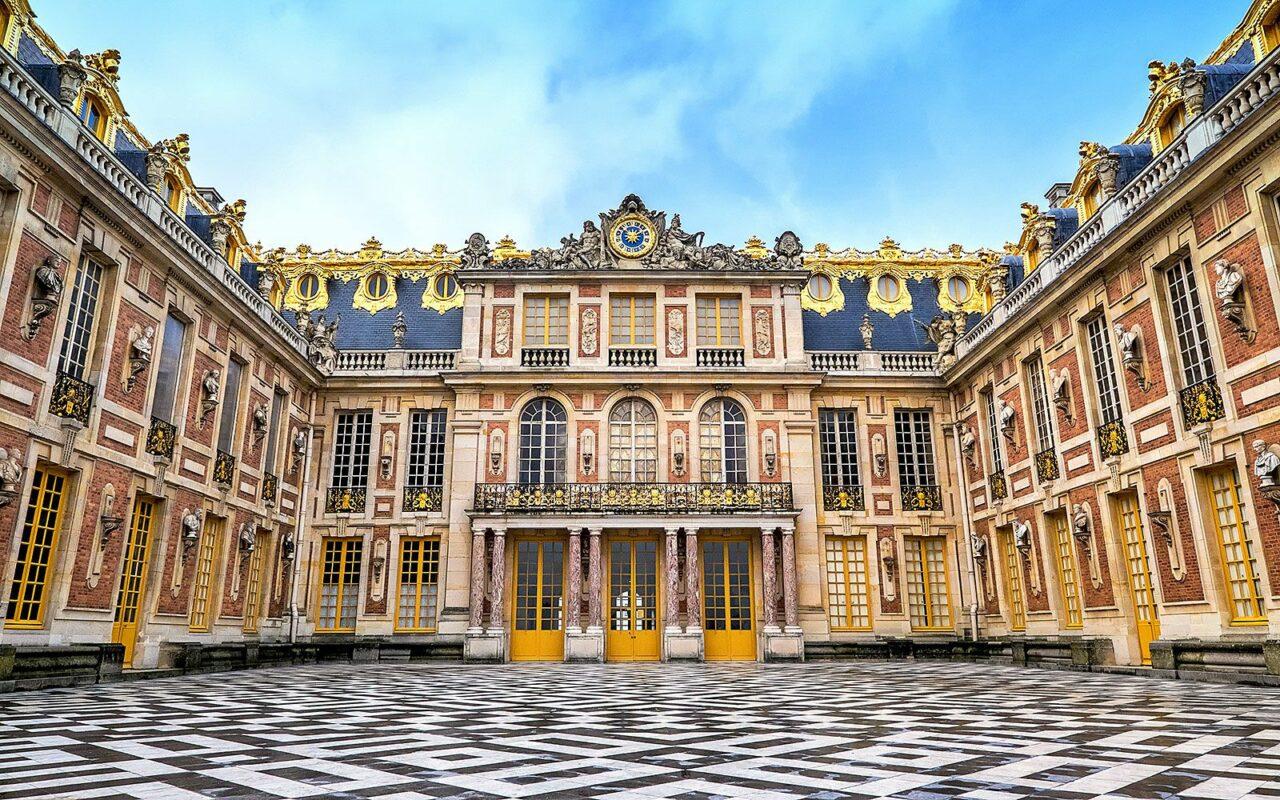 versailles-palace-courtyard-