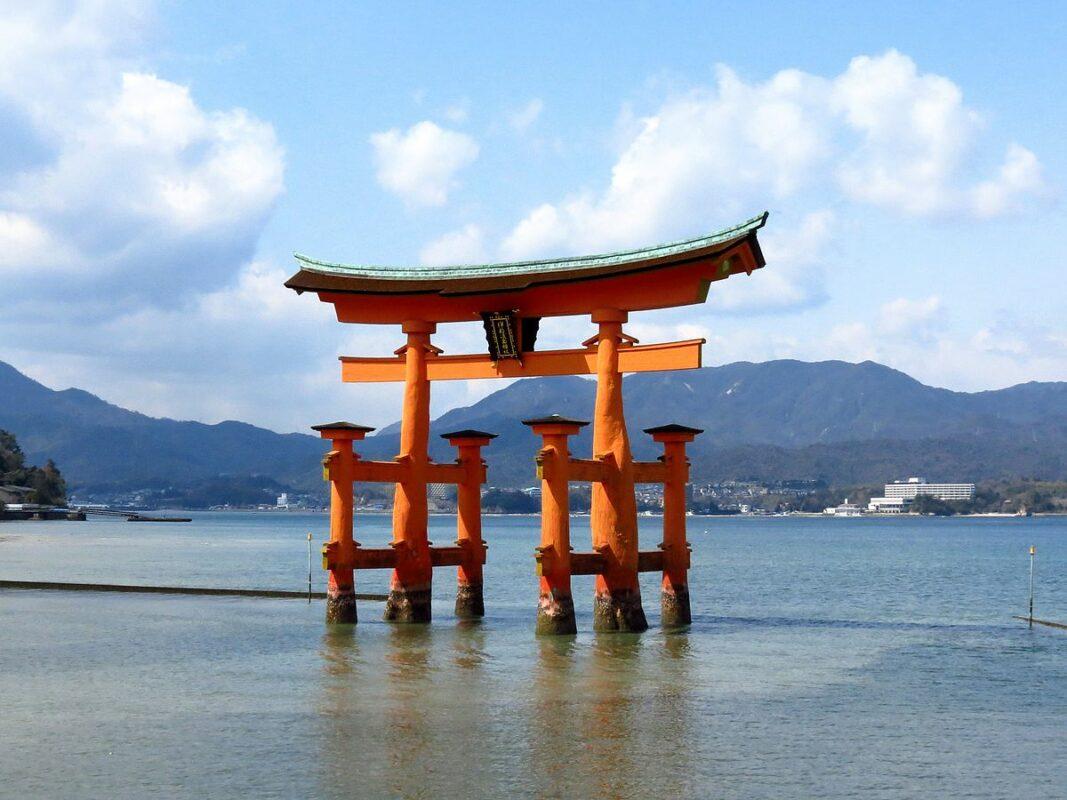 1200px-Itsukushima_Shrine_Torii_Gate_(13890465459)